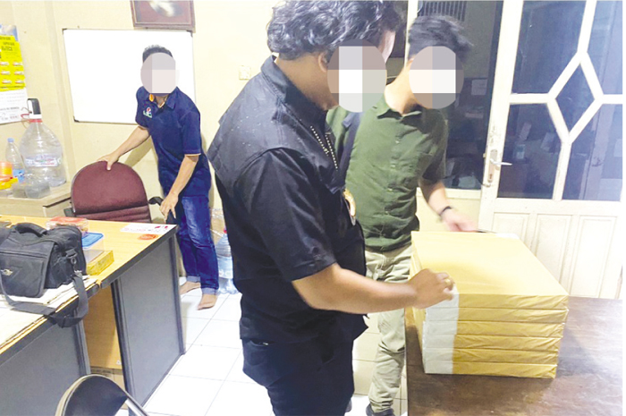 GELEDAH: Petugas Bea Cukai Kudus membongkar peredaraan cukai palsu.