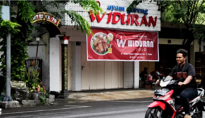 Ayam Goreng Widuran yang berlokasi di Kepatihan Kulon, Jebres, Solo kini ditutup sementara usai viral pakai bahan nonhalal. (M IHSAN/RADAR SOLO)