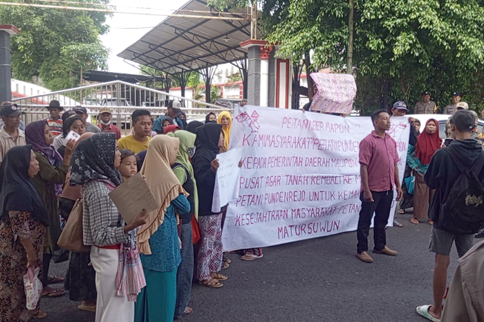TUNTUT KEADILAN: Sejumlah warga Desa Pundenrejo Kecamatan Tayu saat berupaya menemui Gubernur Jawa Tengah Ahmad Luthfi pada Selasa (27/5) di pendopo kabupaten Pati.