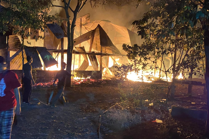 PENANGANAN: Pemadam kebakaran memadamkan api yang membakar kandang ayam di Desa Gondoharum, Jekulo.