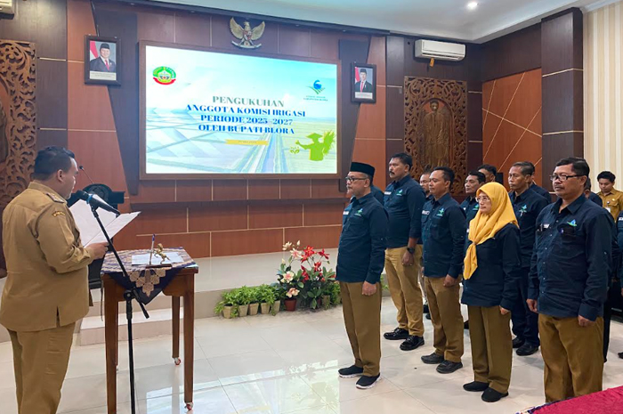 PENGUKUHAN: Kepala Bapperida Blora A. Mahbub Djunaidi dilantik Bupati Blora Arief Rohman sebagai ketua komisi irigasi.