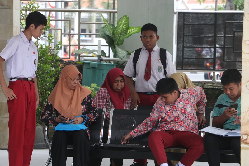 CARI SEKOLAH: Siswa bersama orangtua saat daftar sekolah.