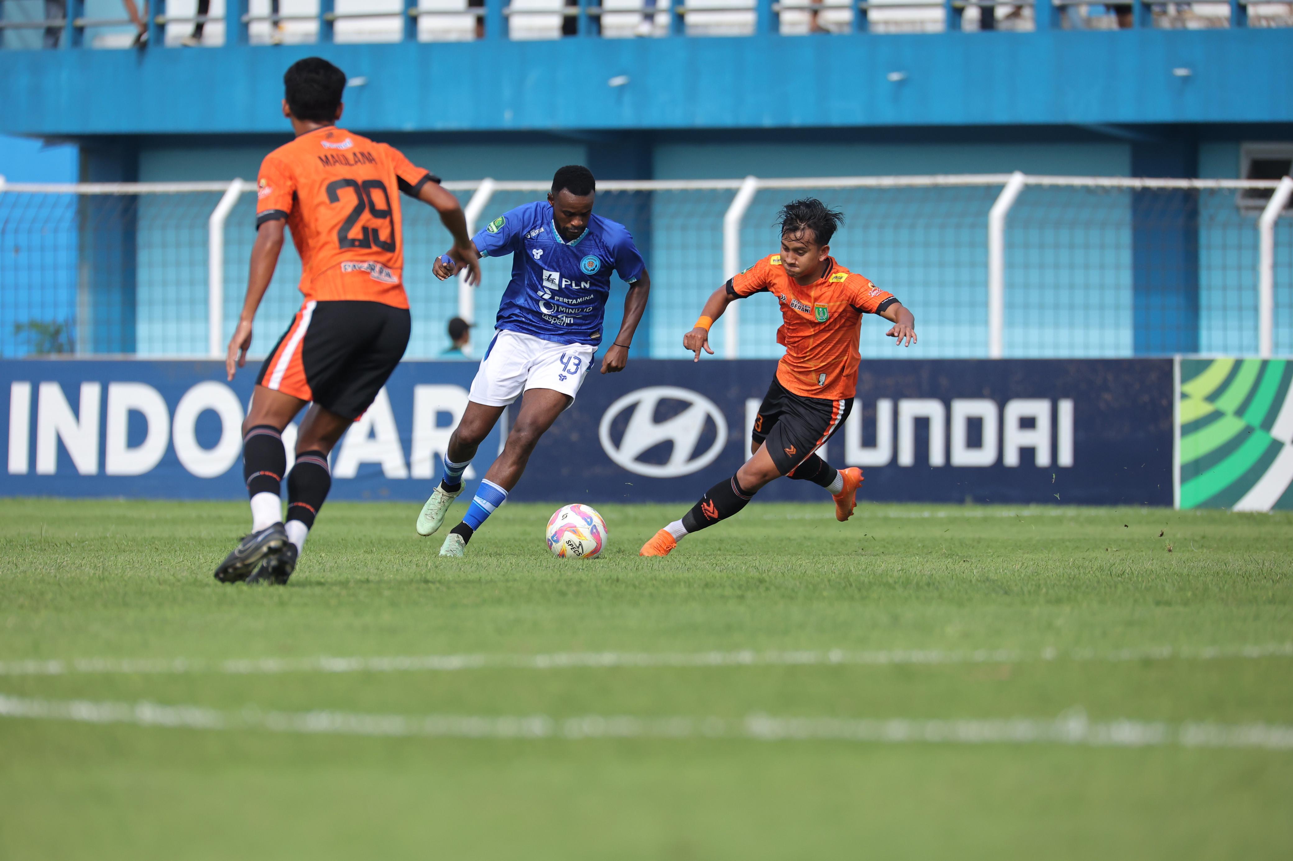PERSIAPAN: Striker asing Persiku, Richard Gadze, saat memperkuat tim pada musim 2022/2023. (Dok. Radar Kudus)