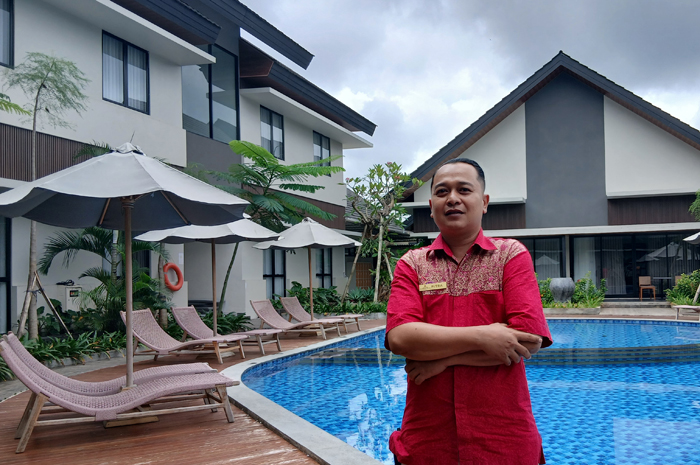 KEREN: Pitra Jati Rinanto saat menunjukkan keindahan hotel Azana Garden Hill Resort Blora.