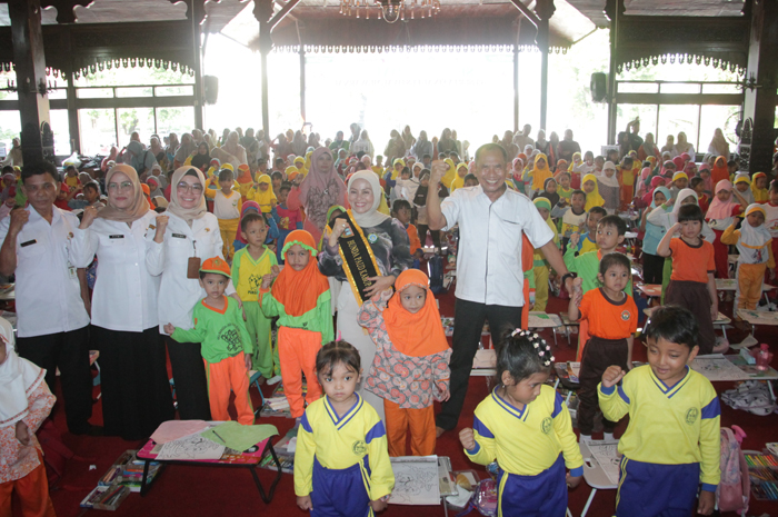 CERIA: Direktur Radar Kudus Baehaqi (kanan), Bunda PAUD Kudus Endhah Endhayani (dua dari kanan), serta Kasi PAUD Disdikpora Kasmijan (kiri) foto bersama finalis Festival Mewarnai Radar Kudus.