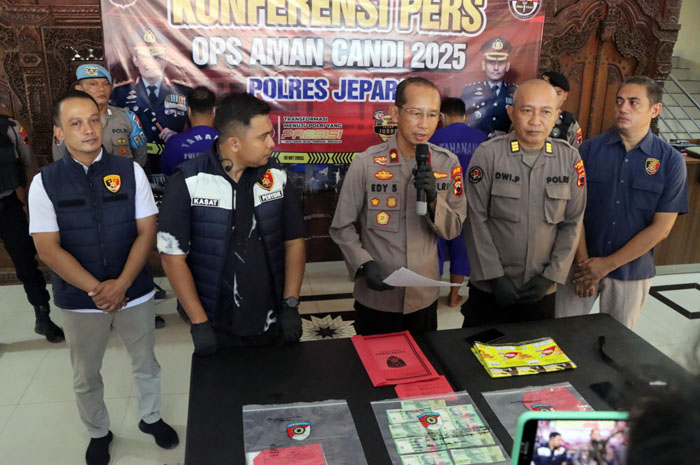 Wakapolres Jepara Kompol Edy Sutrisno mewakili Kapolres Jepara AKBP Erick Budi Santoso melakukan konferensi pers di Mapolres Jepara, Jumat (30/5).
