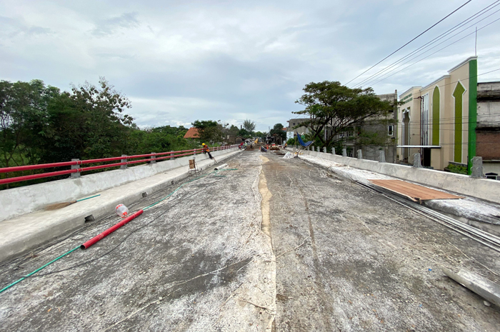 DIKEBUT: Pekerja melakukan proses pengerjaan Jembatan Karangsambung.