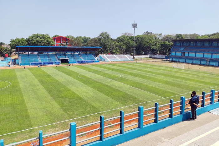 JELANG KOMPETISI: Rumput Stadion Wergu Wetan saat dirawat PT Lestarindo.