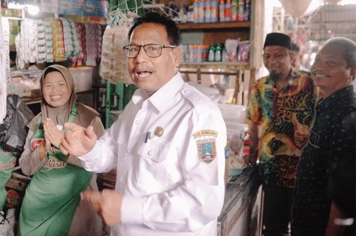 TURUN LANGSUNG: Bupati Rembang Harno memantau Pasar Rembang beberapa waktu lalu.