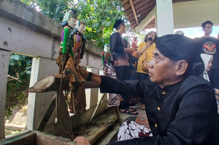 LESTARIKAN BUDAYA: Dalang saat mementaskan wayang krucil di acara sedekah bumi di Desa Plantungan Kecamatan Blora Kota.