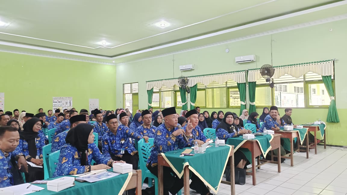 SAMAKAN PERSEPSI: MKKS SMP Kabupaten Rembang mendapatkan sosialisasi tentang ijasah.