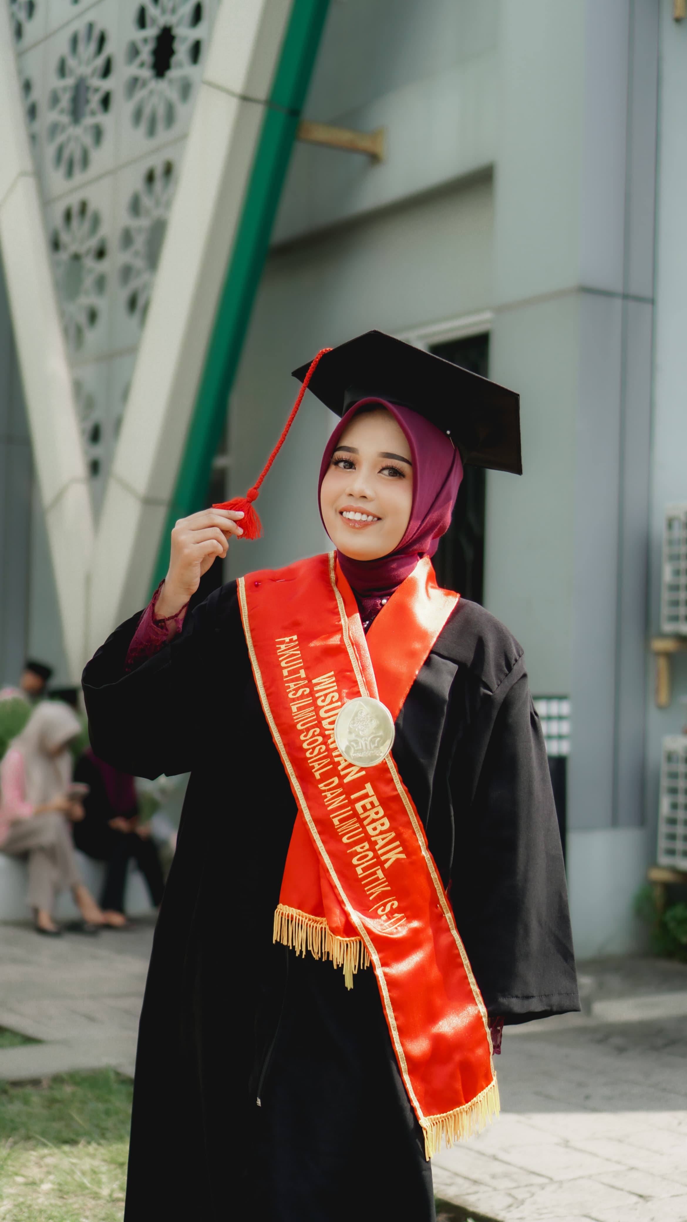 Wisudawan Terbaik UIN Walisongo, Beri Les Anak-Anak SD dan SMP