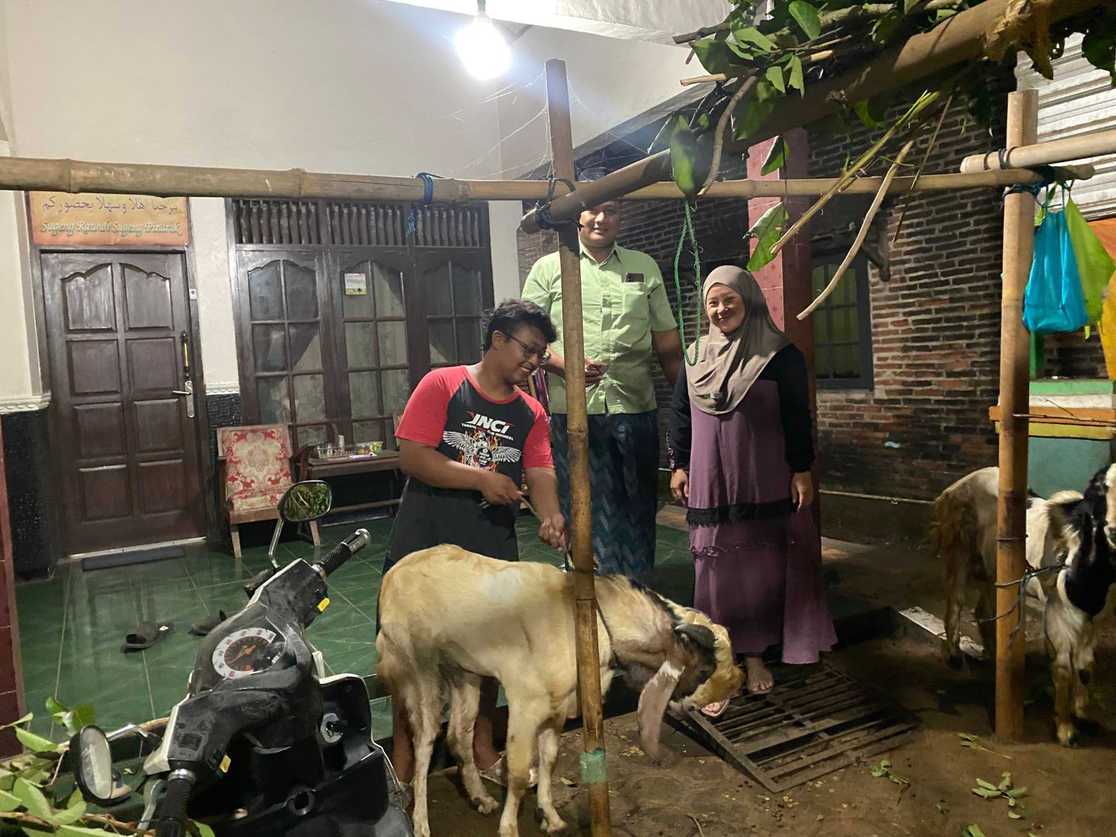 DEAL: Penjual dan pembeli melakukan transaksi jual beli kambing kurban yang telah dipilih, Sabtu (31/5). (ANDIKA TRISNA SAPUTRA/RADAR KUDUS)
