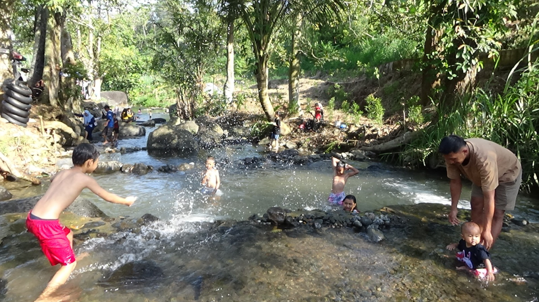 MAIN AIR: Terlihat pengunjung sedang bersantai dan bermain air di Sungai Guono atau yang disebut Sungai Cinta, baru-baru ini. (ANDIKA TRISNA SAPUTRA/RADAR KUDUS)