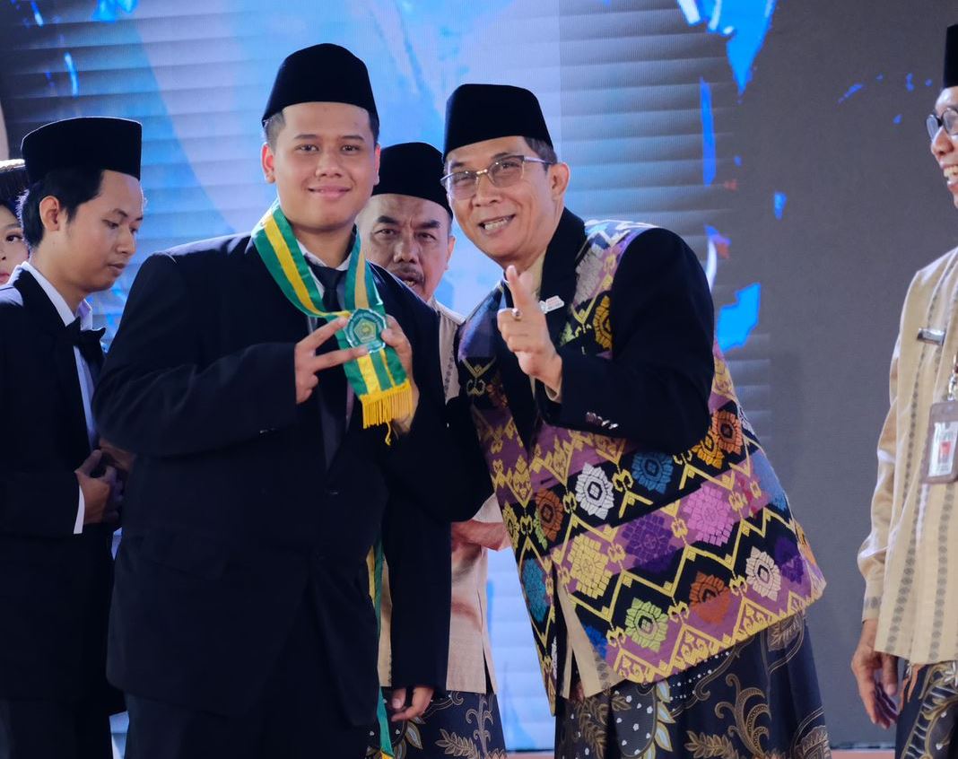 SELAMAT: Siswa MAN 2 Kudus Muhammad Juan Arya Pradita dari kelas XII.1 bersama Kepala MAN 2 Kudus, Ali Musyafak belum lama ini.