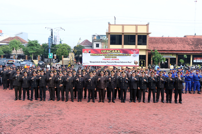Polres Jepara menggelar&nbsp;Upacara Peringatan Hari Lahir Pancasila tahun 2025 di halaman Mapolres, Senin (2/6).