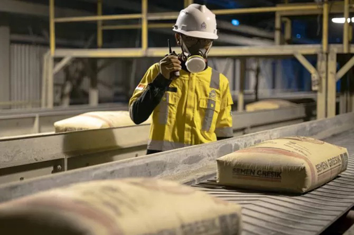 KEMASAN INOVATIF: Karyawan mengawasi proses pengemasan semen di PT SG.