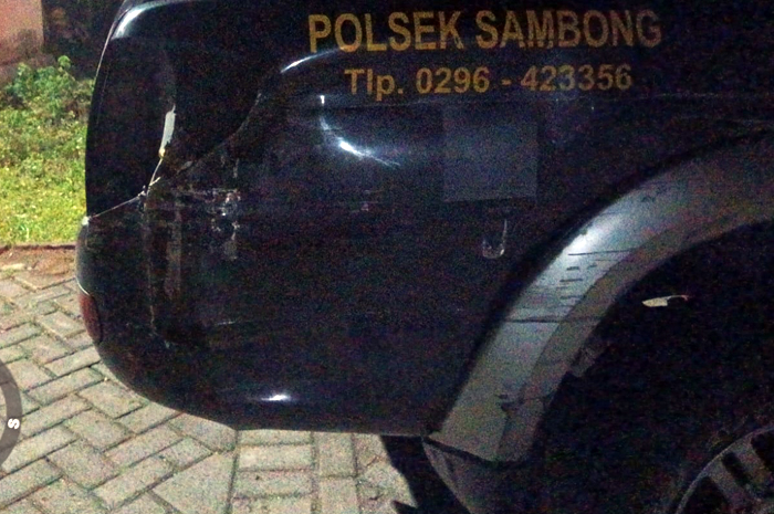 PARAH: Mobil Patroli Polsek Sambong rusak di bagian belakang setelah ditabrak truk bermuatan kayu curian.
