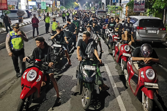 TERJARING: Wabup Bellinda Birton (kanan) bersama Kapolres Kudus AKBP Heru Dwi Purnomo memberi pembinaan kepada pelaku balap liar.