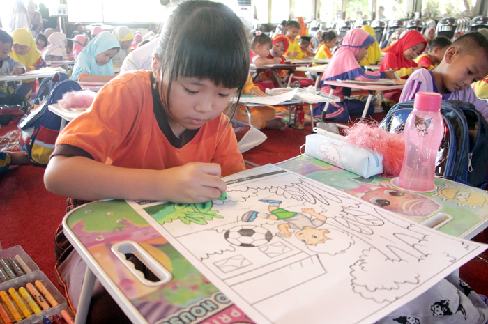 SALURKAN BAKAT: Peserta Festival Mewarnai Jawa Pos Radar Kudus mengerjakan gambar dengan krayon di Pendapa Kabupaten Kudus pada Rabu (28/5) lalu.