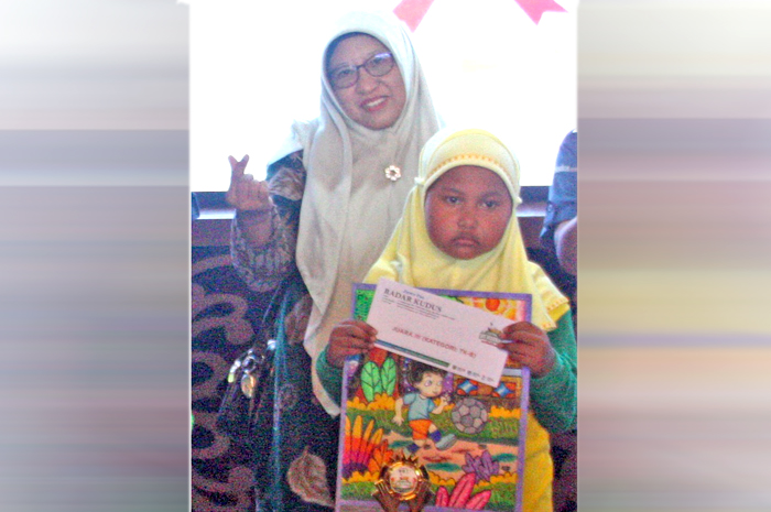 KREATIF: Dewan juri menilai hasil karya para peserta lomba mewarnai belum lama ini.