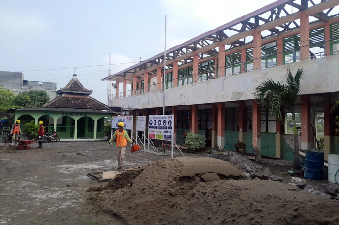 BERTAHAP: Proses pembangunan sekolah rakyat (SR) di Kelurahan Balun, Kecamatan Cepu, Blora. Bulan ini, sudah mulai membuka pendaftaran untuk jenjang SMA.