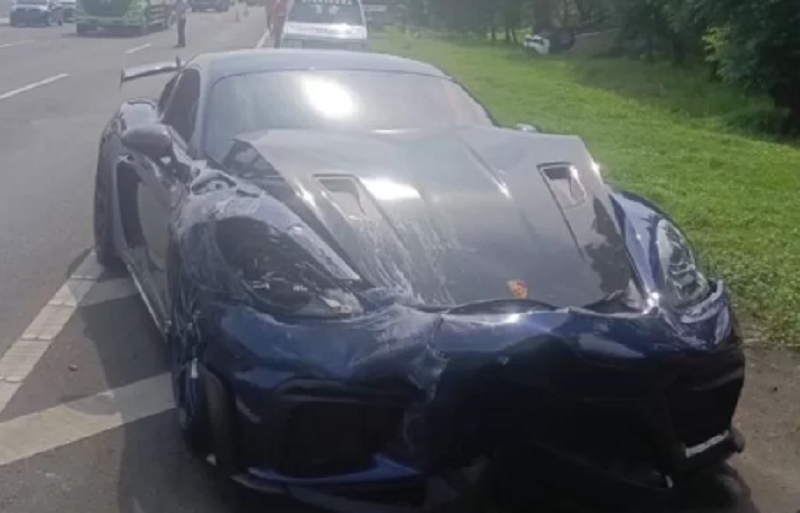 Pengemudi Mobil Porsche Tabrak Toyota Rush, Isi Satu Keluarga Hingga Terbalik di Tol Sidoarjo-Porong