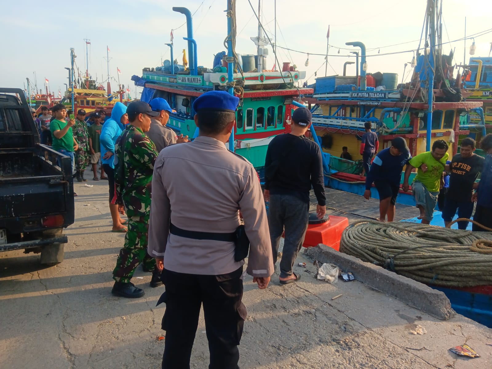 Seorang pria tiba tiba membacok Dua ABK di Atas Kapal