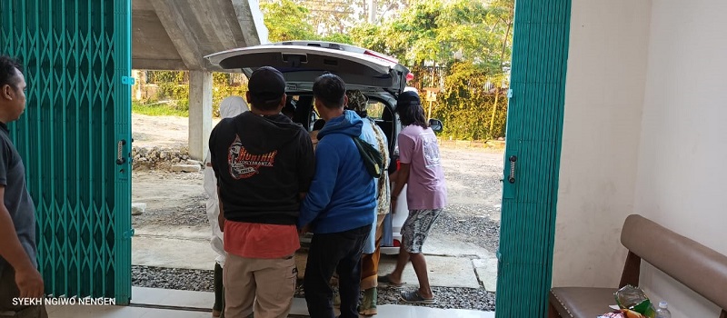 Jenasah korban dibawa menuju rumah duka.