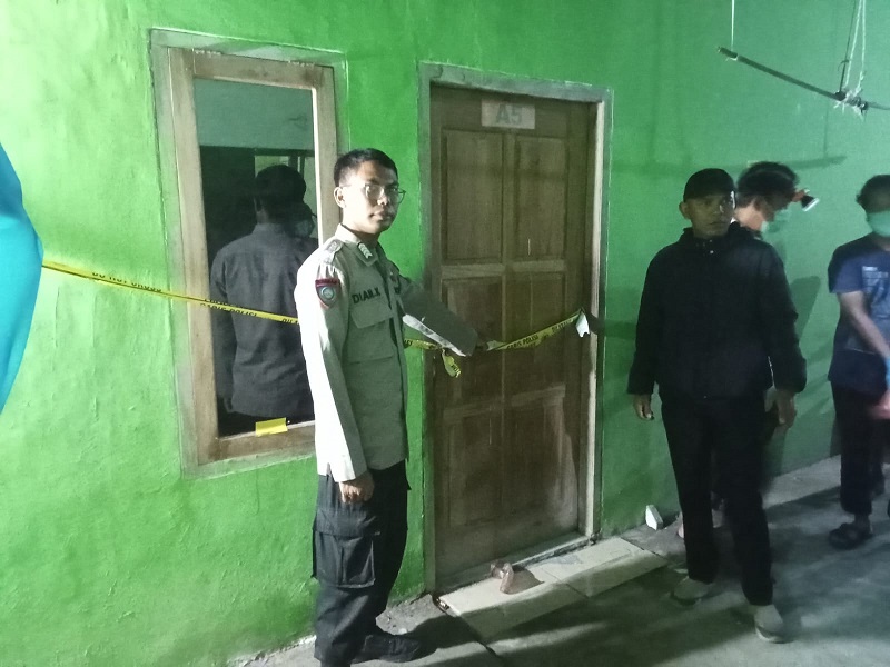 DIGARIS POLISI: Petugas menunjukan TKP karyawan pabrik yang ditemukan tewas di kamar kos.