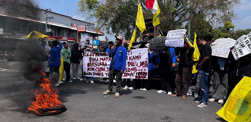 DIBAKAR: Mahasiswa membakar ban di depan Kantor Bupati Pati kemarin.