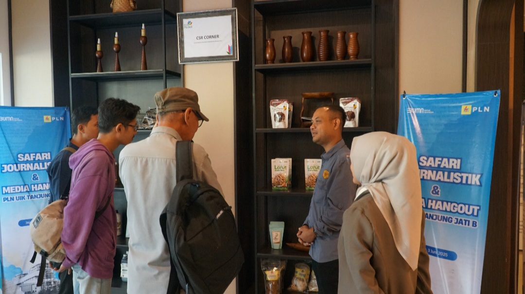 KREATIF: Para pengunjung menilik berbagai karya UMKM binaan RKB.