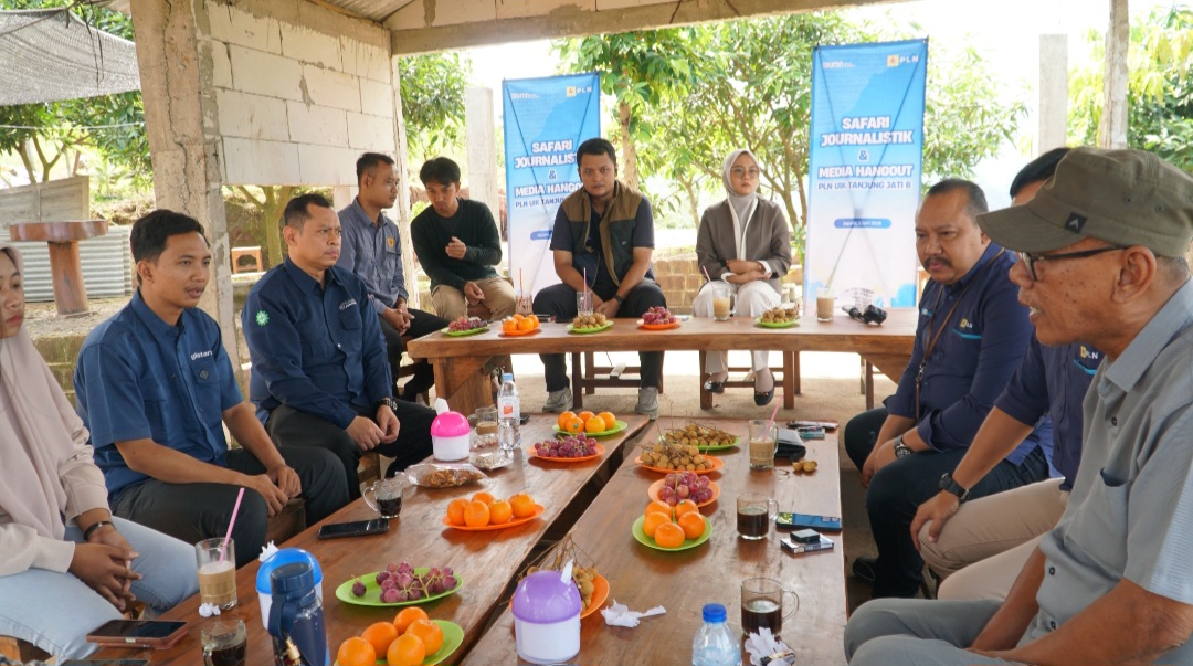 SINERGIS: Jajaran pimpinan dan pegawai PLN Unit Induk Pembangkitan Tanjung Jati melakukan rapat bersama Pokdarwis Desa Somosari pada Selasa (3/6).