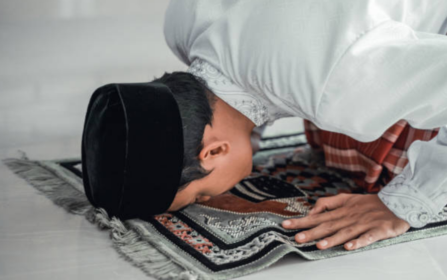 Ilustrasi orang sedang Salat