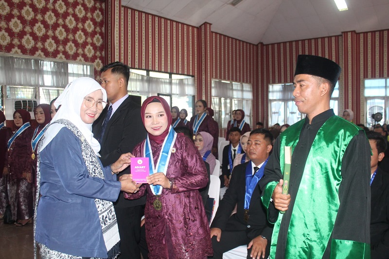 Wisudawan UNAN Purwodadi melakukan sumpah profesi Program Studi Keperawatan dan Kebidanan.
