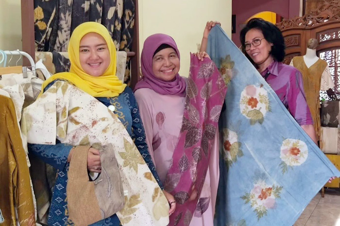 DIMINATI: Puji Hartatik (tengah) menunjukkan eco print karyanya di kediamannya baru-baru ini.