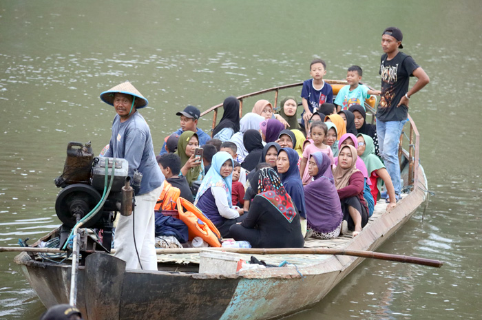 CERIA: Warga saat menyusuri Sungai Bengawan Solo di Cepu.
