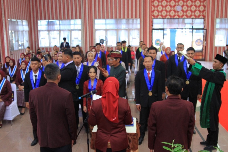 SUMPAH PROFESI: Sejumlah perawat saat melakukan sumpah profesi perawat di Auditorium Unan Purwodadi.