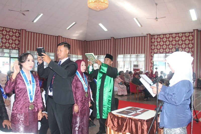 SUMPAH PROFESI: Sebanyak 47 lulusan UNAN Purwodadi melakukan sumpah profesi kemarin.