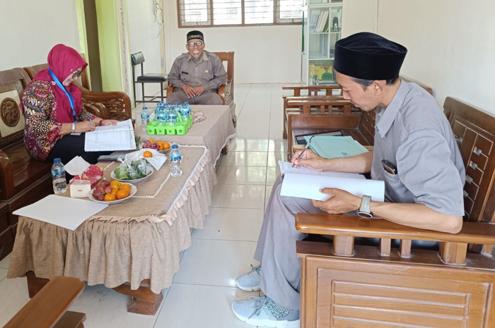 BERKUNJUNG: Isti Choma Wati, Kabid Pembinaan SMP kunjungi sekolah untuk melihat progres pembelajaran hingga kelulusan dan sosialisasi ijasah elektronik, Selasa (3/6).