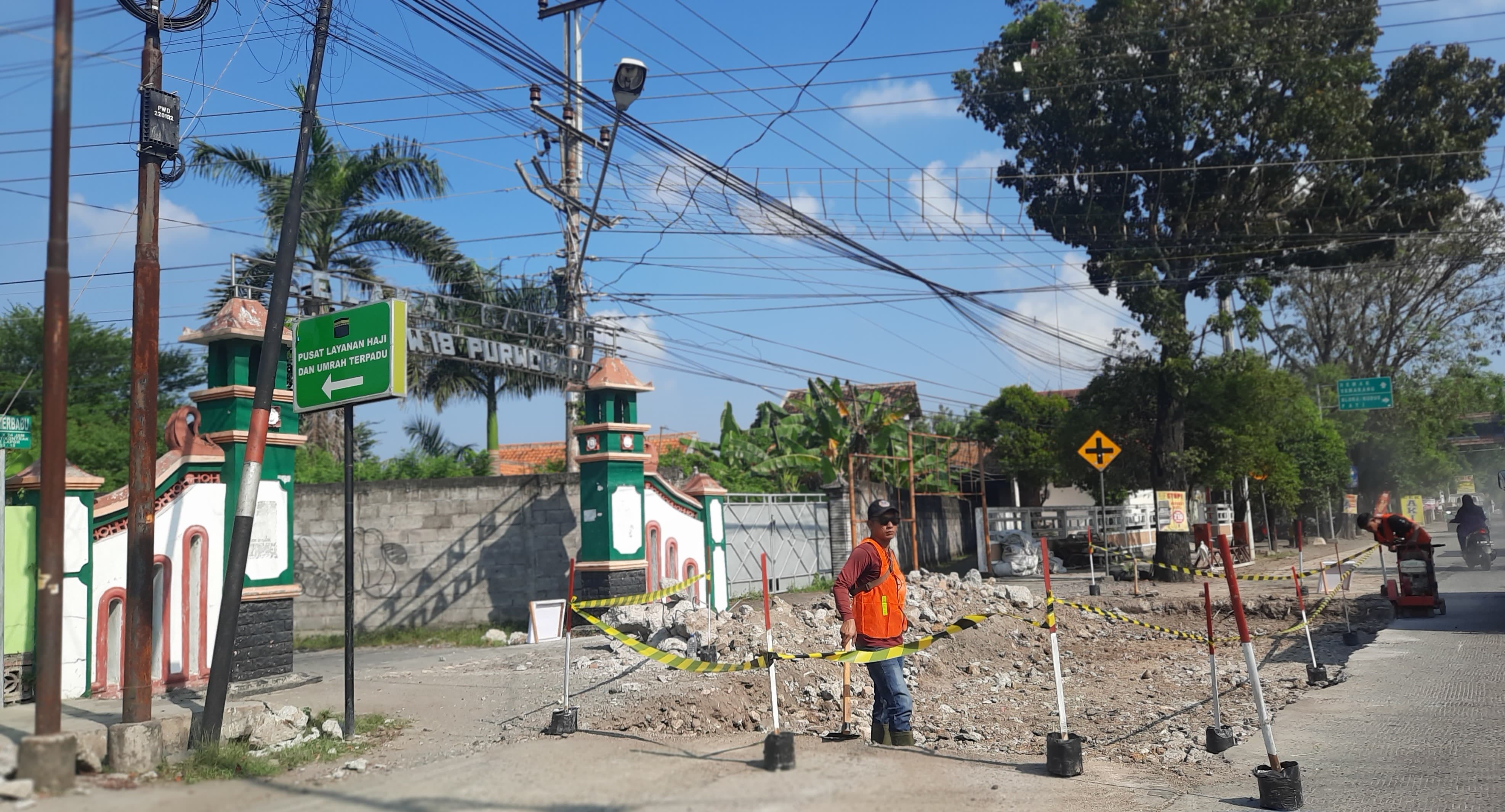 PEMELIHARAAN: Petugas saat melakukan pemeliharaan jalan di Jalan Lingkar Selatan tepatnya di Jalan Gajah Mada Kota Purwodadi.