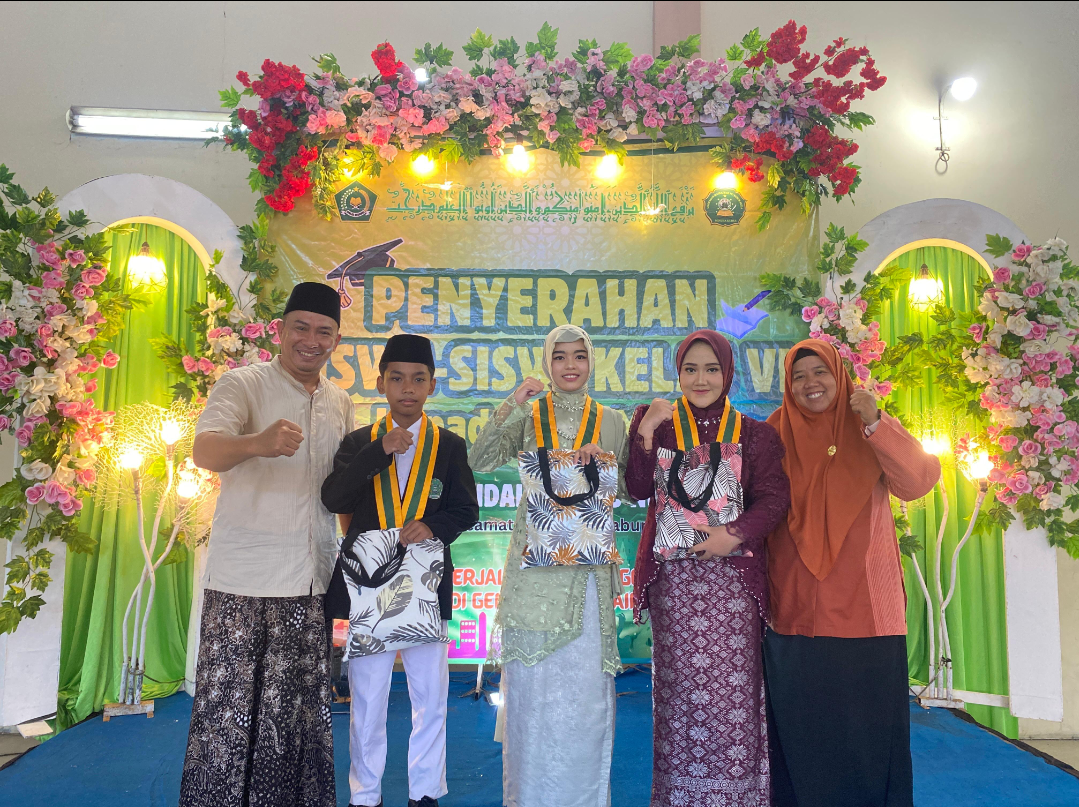 BANGGA: Siswa peringkat 1-3 foto bersama Kades Gulang, Aris Subkhan dan Kepala MI NU Nurul Huda, Noor Janah dalam acara penyerahan siswa kelas enam, Sabtu (31/5). (ANDIKA TRISNA SAPUTRA/RADAR KUDUS)