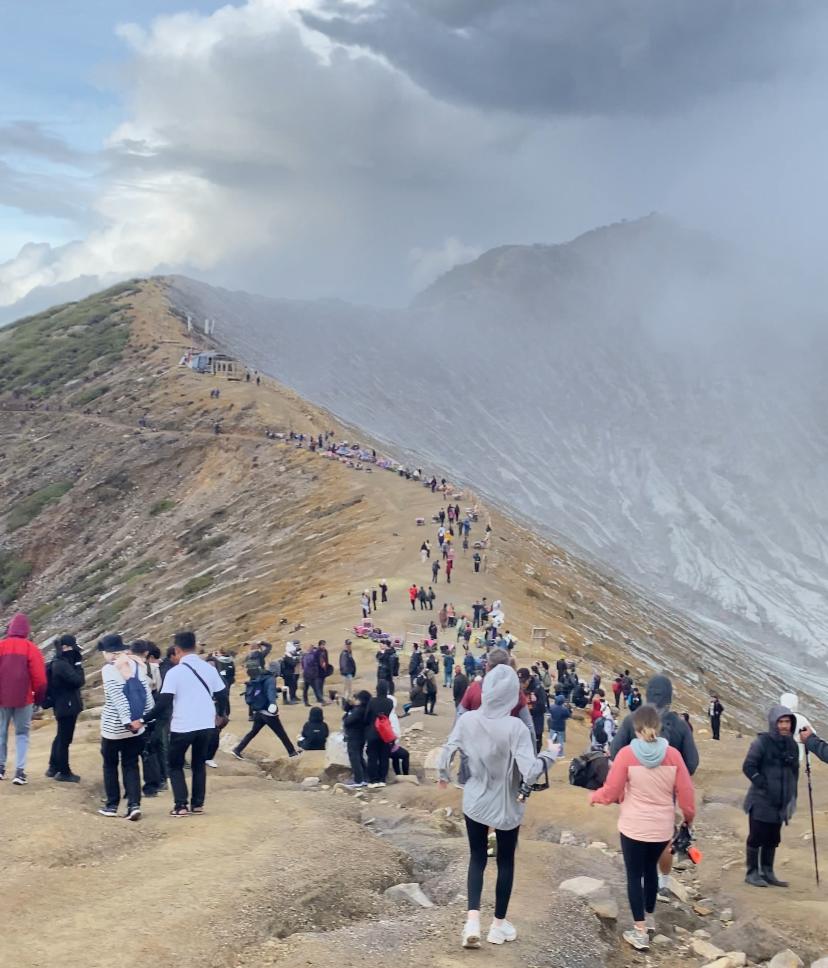 Suasana puncak kawah ijen