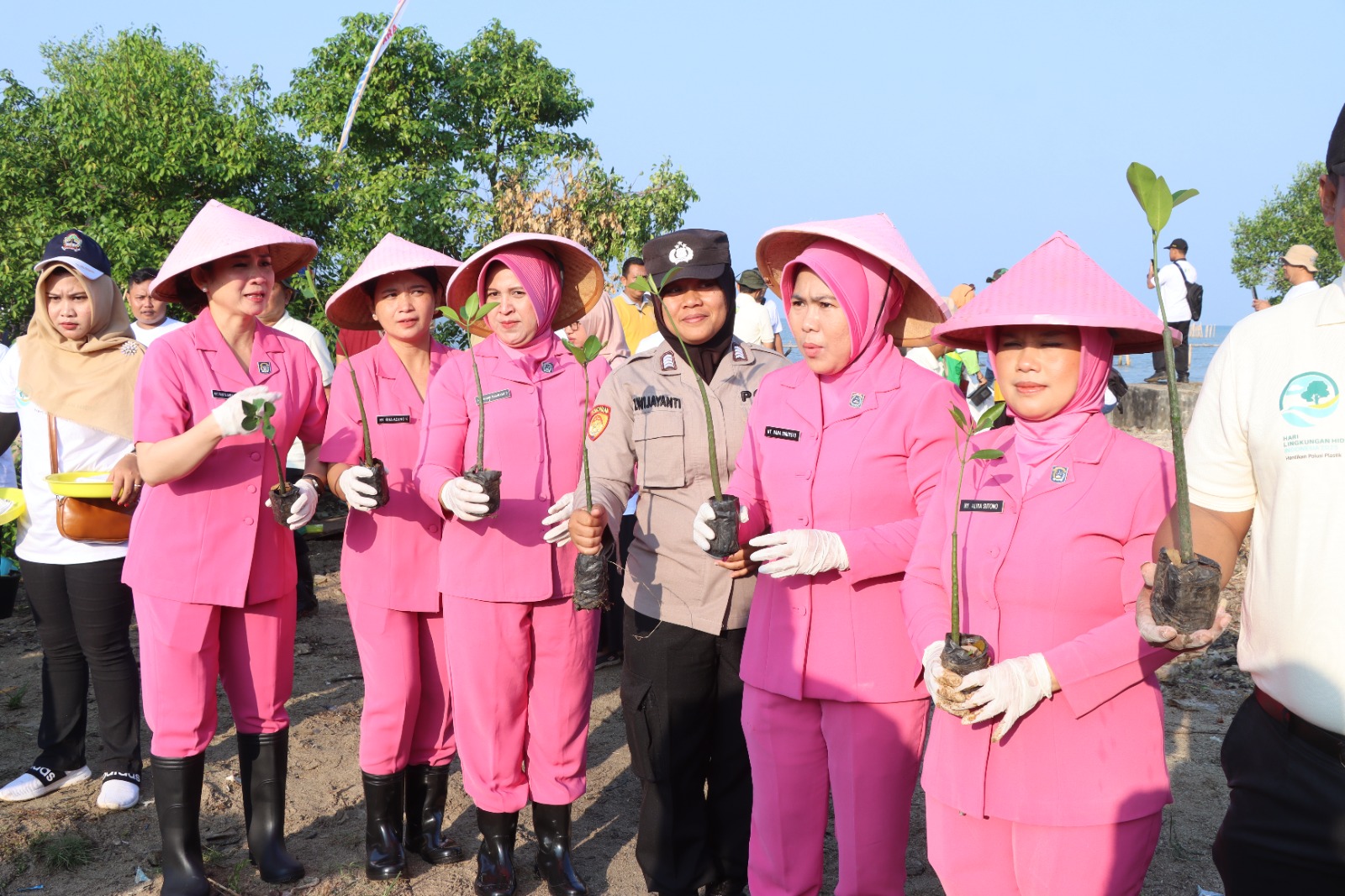 Peringati Hari Lingkungan Hidup Sedunia 2025, Polisi Ikut Serta Aksi Bersih Pantai Hingga Penanaman Bibit Mangrove Di Jepara