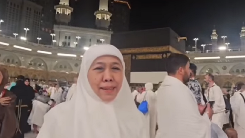 Gubernur Jawa Timur Khofifah menjalankan ibadah Haji