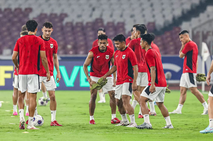 Sejumlah pemain Timnas Indonesia mengikuti latihan di Stadion Utama Gelora Bung karno, Jakarta, Rabu (4/6/2025).