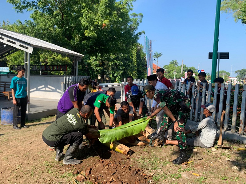SEMBELIH: Para penjagal tengah menjatuhkan sapi untuk dikurbankan kemarin.