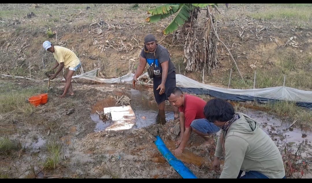 RESPON:Proses penutupan sumur minyak tua yang menyembur