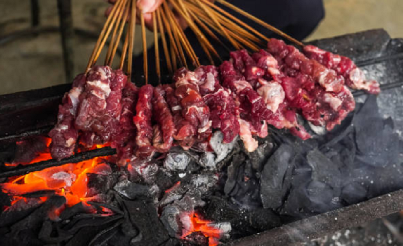 Ilustrasi membakar sate kambing