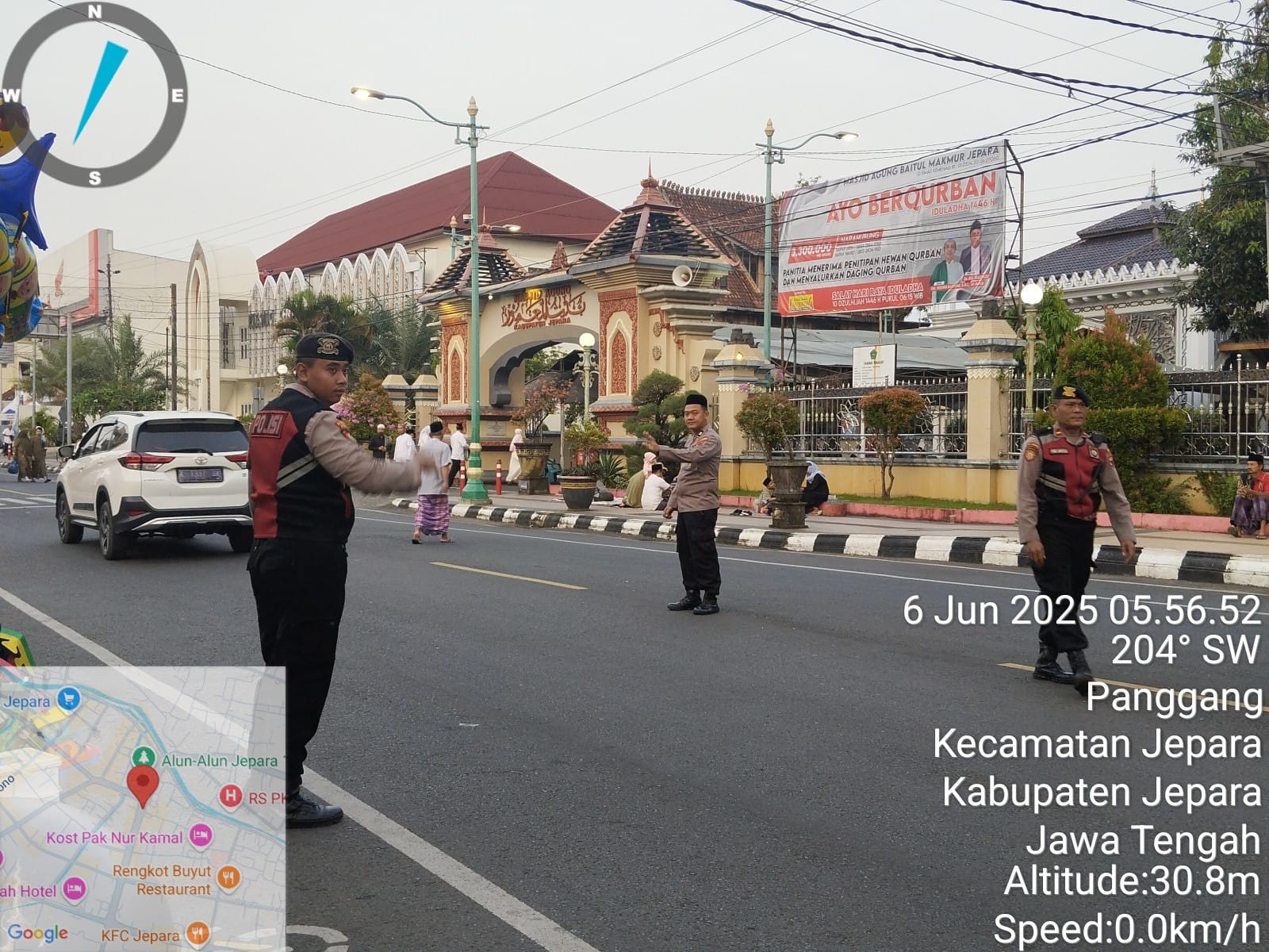 Porsonel Polres Jepara menjaga keamanan Salat Idul Adha di Masjid Agung Jepara Jumat (6/6/2025)